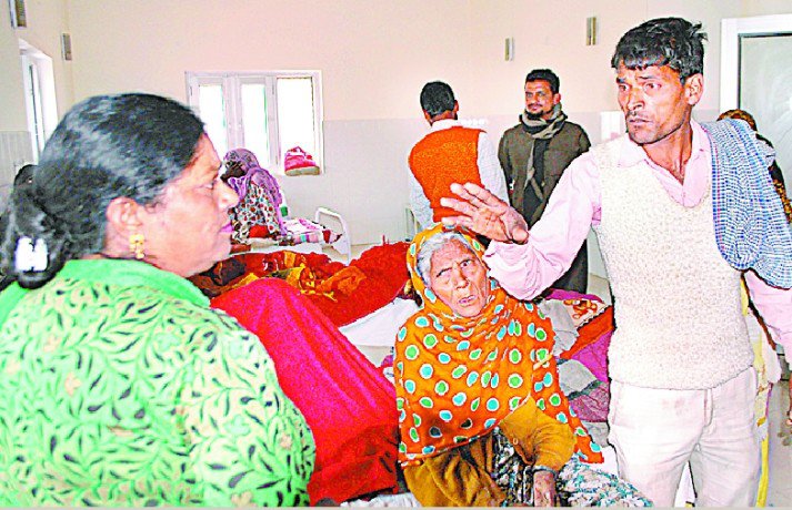 इनाम मांगने और दवाइयां बाहर से मंगाने पर हंगामा