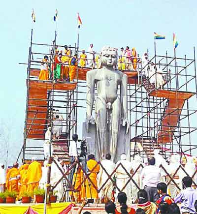 27-feet-high-lord-pushpadant-statue-Deobanlive