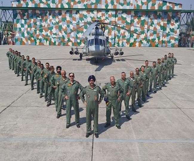“मिसिंग मैन फॉरमेशन” में हिस्सा लेकर वायुसेना प्रमुख ने एमआइ-17 हेलीकॉप्टर उड़ाकर कारगिल युद्ध में शहीद हुए सरसावा एयरफोर्स स्टेशन के वायु योद्धाओं को नमन किया ।