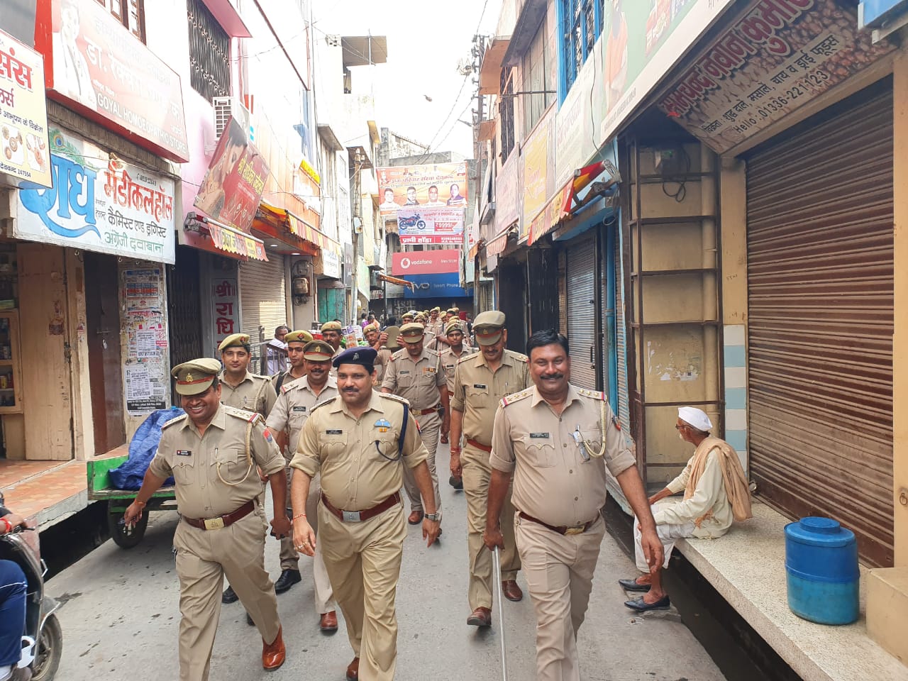 आगामी त्योहारो के मद्देनजर नगर में पुलिस फ़ोर्स ने किया पैदल मार्च