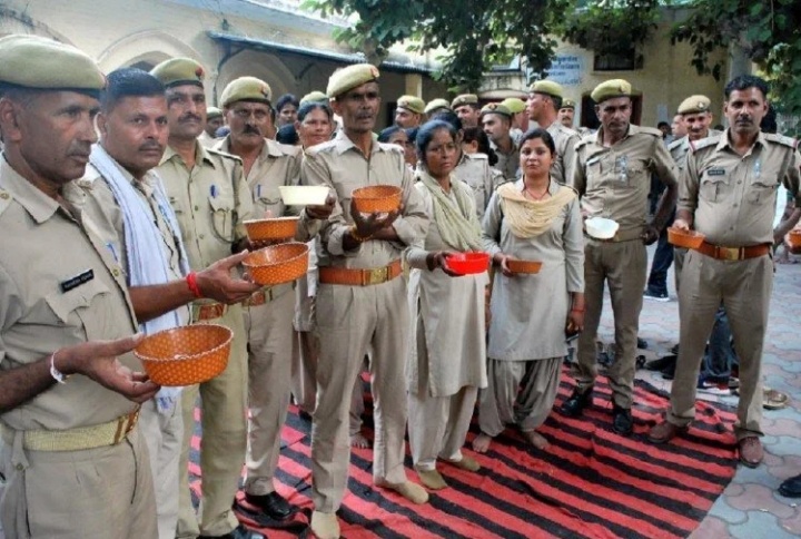 मुज़फ्फरनगर:-उत्तर प्रदेश सरकार से नाराज़ होमगार्ड ने किया भीख माँगकर किया प्रदर्शन।