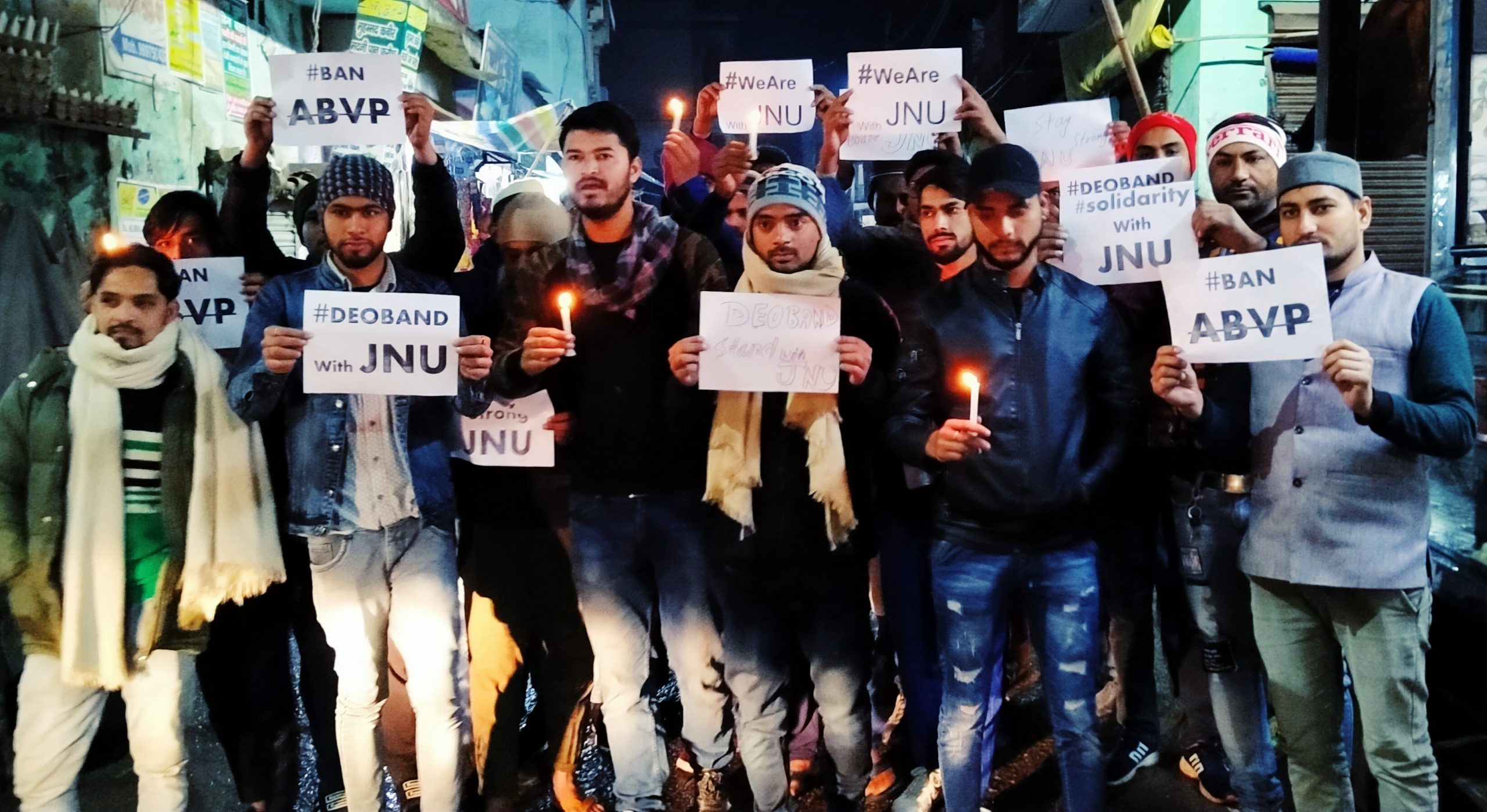 देवबन्द:-JNU में हुए छात्रों पर हमले के विरोध में बारिश के बावज़ूद निकाला कैंडल मार्च।