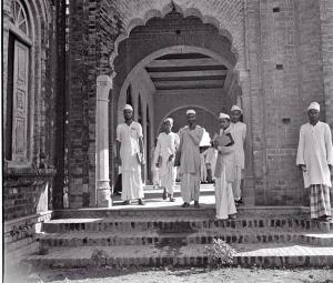 student outside of old-picture-of-Darul-Uloom-Deoband-1950